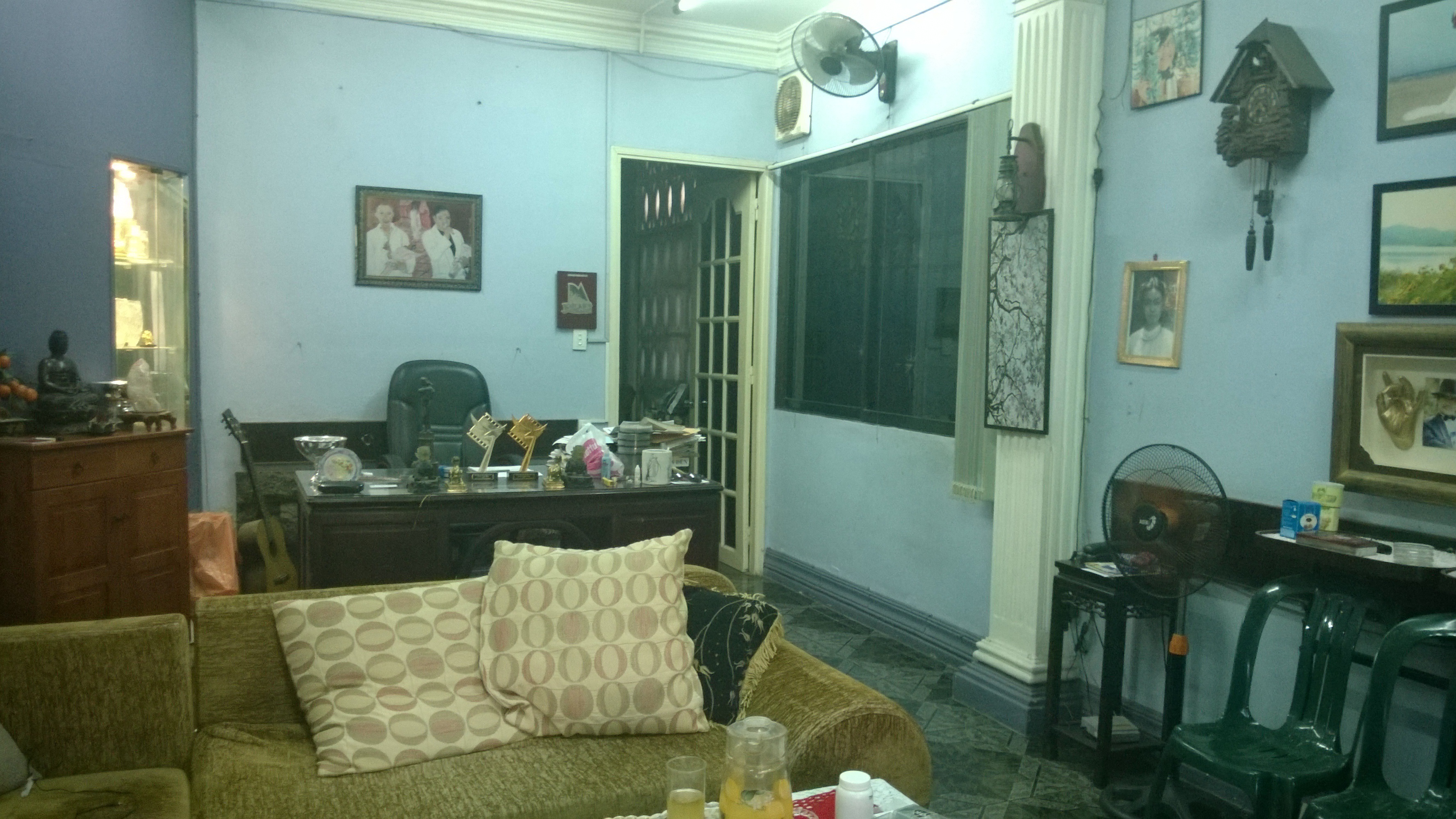 Những kỷ vật quý giá còn “sót” lại trong nhà của NSƯT Chánh Tín - 1 Hình ảnh phòng khách căn nhà sắp mất của NSƯT Chánh Tín