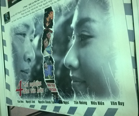 Những kỷ vật quý giá còn “sót” lại trong nhà của NSƯT Chánh Tín - 13 Những tấm poster phim mà NSƯT Chánh Tín tham gia cũng được dán kín hai bên cửa