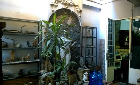 Những kỷ vật quý giá còn “sót” lại trong nhà của NSƯT Chánh Tín - 3 Trong nhà giờ chỉ còn lại những kỷ vật gắn bó với cuộc đời và sự nghiệp điện ảnh của nghệ sỹ