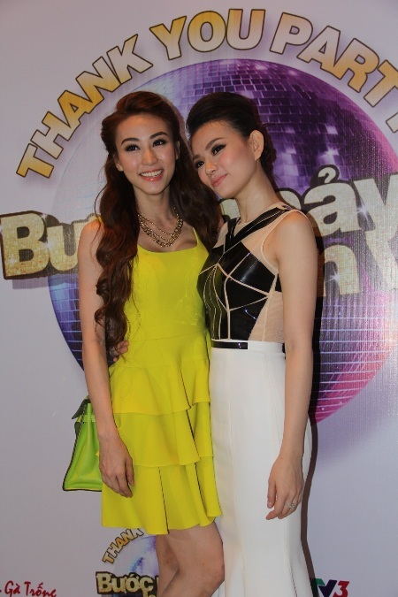 Ngân Khánh và Thu Thủy trong bữa tiệc