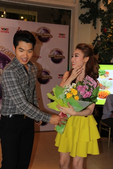 Trương Nam Thành đến chúc mừng hai quán quân