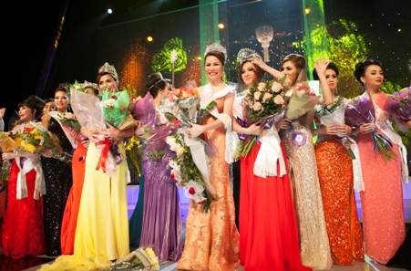 Trước đó, các thí sinh cũng đã được trao nhiều giải phụ