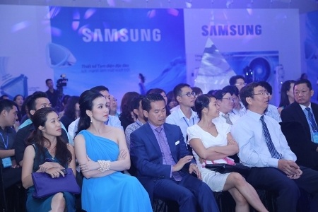 Hoa hậu chăm chú theo dõi chương trình và nhiệt tình trả lời báo chí