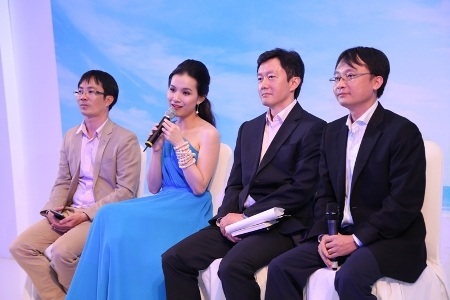 Hoa hậu chăm chú theo dõi chương trình và nhiệt tình trả lời báo chí