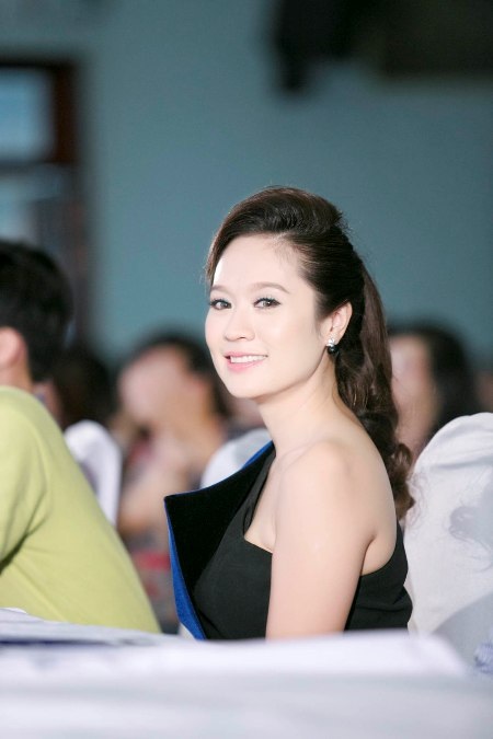 Thanh Thúy rạng rỡ trở về trường cũ làm giám khảo - 9 Chị ngồi vào ghế giám khảo của cuộc thi văn nghệ
