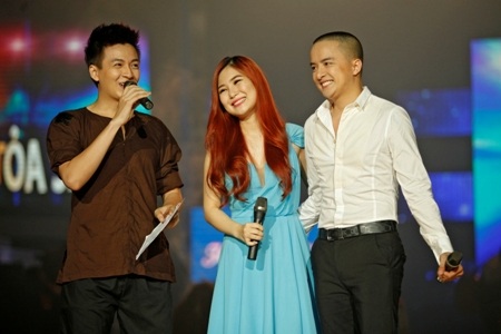 Cặp đôi giao lưu cùng ca sỹ Ngô Kiến Huy
