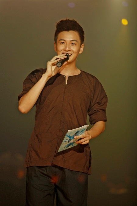 Ngô Kiến Huy hài hước trong vai trò dẫn chương trình