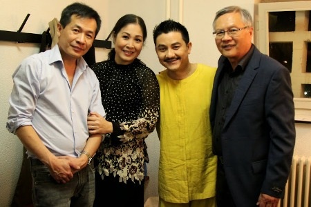 NSND Hồng Vân và Anh Vũ cùng kiều bào chụp ảnh trong hậu trường