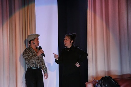 NSND Hồng Vân tung hứng trên sân khấu cùng các nghệ sỹ