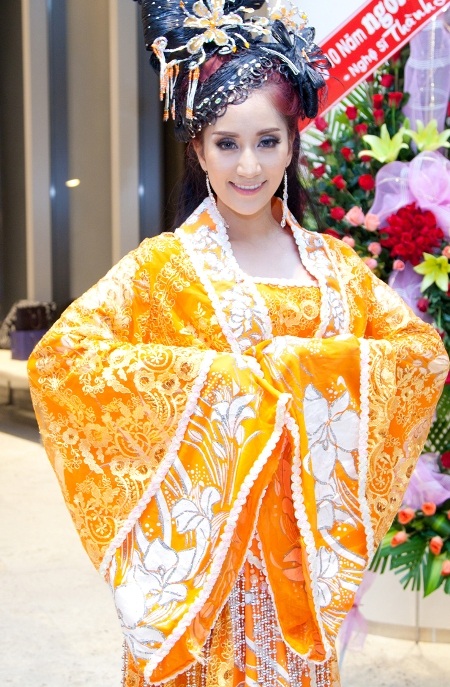 Khánh Thi lạ lẫm trong trang phục cổ trang 