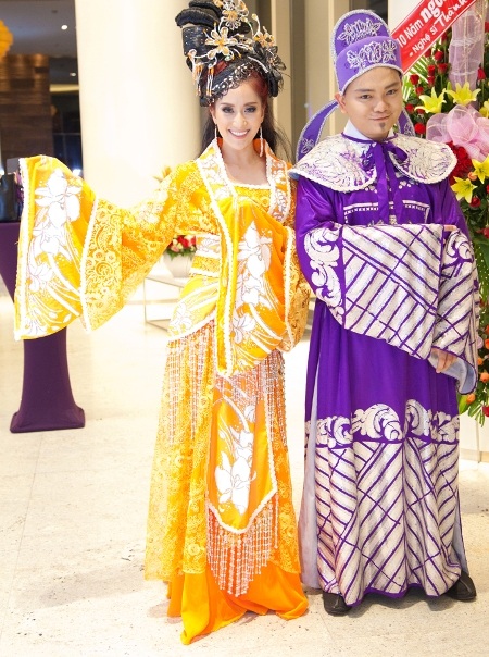 Cô vào vai Điêu Thuyền bên cạnh bạn diễn trong vai Lữ Bố