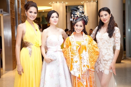 Khánh Thi cùng các người đẹp trong sự kiện