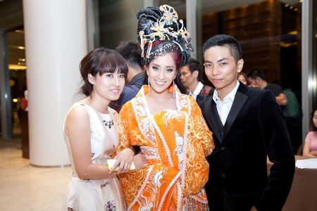 Nữ giám khảo cùng với hai học trò của mình