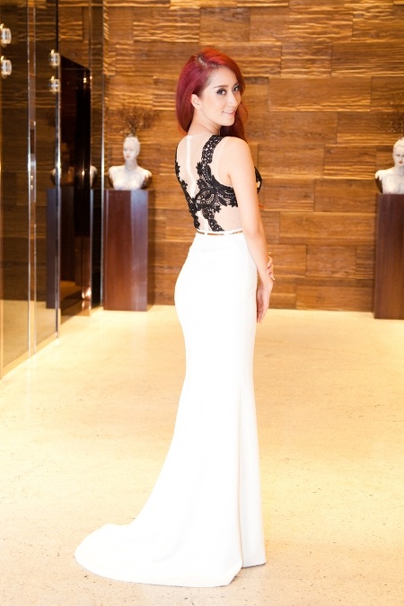 Cô khoe vẻ gợi cảm của mình cùng chiếc váy được thiết kế nhẹ nhàng