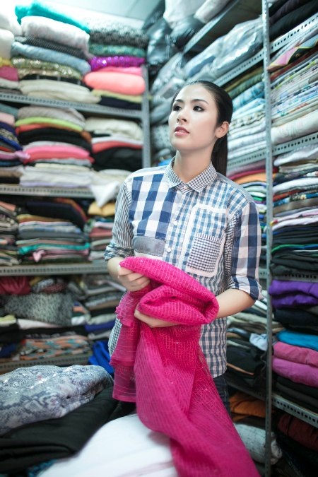 Và... tự mình ra chợ chọn mua vải