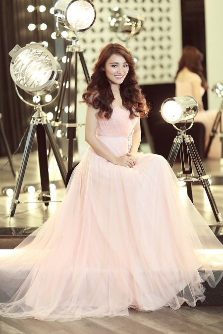 Nhật Thủy vẫn nhẹ nhàng với phong cách thường thấy