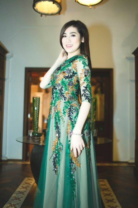 Á hậu Tú Anh dịu dàng và kiêu sa với chiếc váy đính đá nổi bật