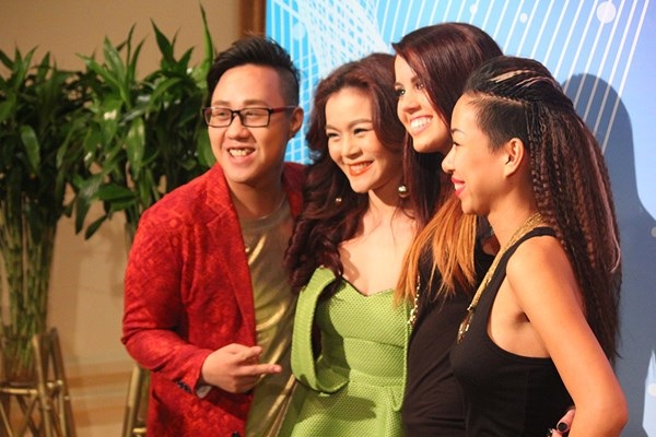 Á quân American Idol 2013 mê cà phê sữa đá vỉa hè Việt Nam - 3 Angie Miller chụp ảnh cùng Trung Quân, Hải Yến và Thảo Trang Idol