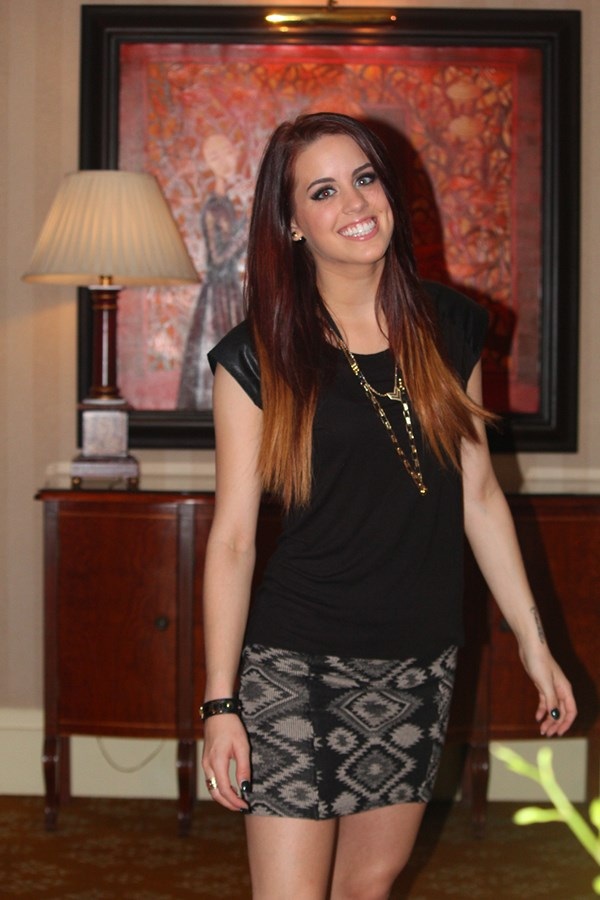 Á quân American Idol 2013 mê cà phê sữa đá vỉa hè Việt Nam - 1 Angie Miller thích thú khi được đến Việt Nam