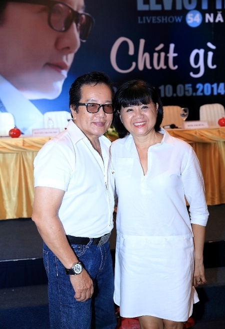 Vợ chồng Elvis Phương luôn sát cánh bên nhau 