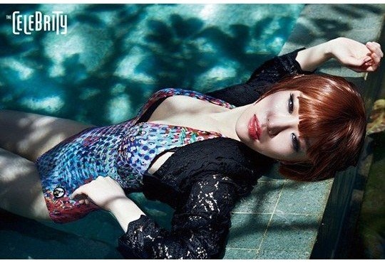 Ga In úp mở “vòng một” bên hồ bơi - 1 Nữ ca sỹ tạo dáng gợi cảm bên bể bơi