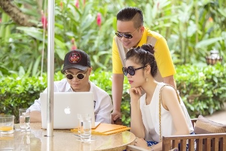 Siêu mẫu Thu Hằng lái xe tiền tỷ “hẹn hò” Đỗ Mạnh Cường - 4 Họ gặp gỡ giám đốc chương trình Huy Cận để thảo luận về kịch bản MC