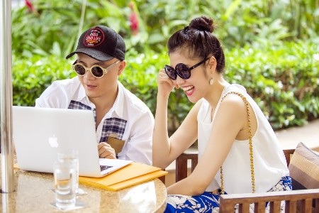 Siêu mẫu Thu Hằng lái xe tiền tỷ “hẹn hò” Đỗ Mạnh Cường - 5 Trong suốt buổi nói chuyện, cả hai rất vui vẻ
