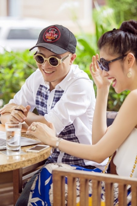 Siêu mẫu Thu Hằng lái xe tiền tỷ “hẹn hò” Đỗ Mạnh Cường - 6 Trong suốt buổi nói chuyện, cả hai rất vui vẻ