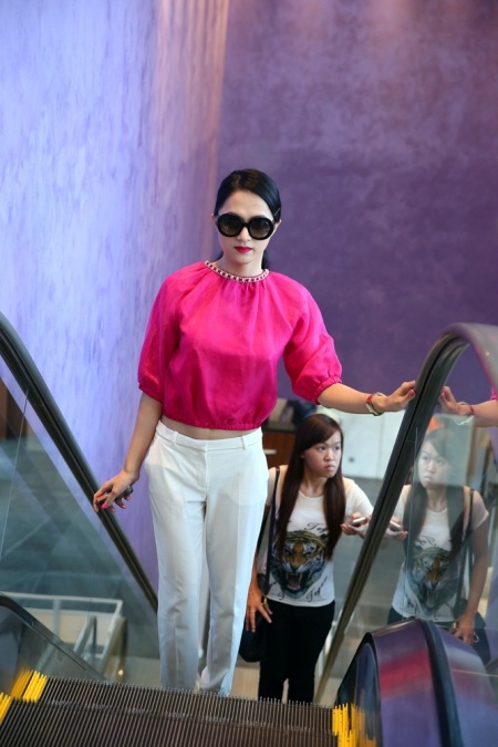 Hương Giang xuất hiện với trang phục đơn giản...