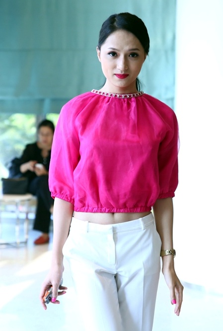 ...Nhưng không kém phần nữ tính và một chút gợi cảm với phần hở ở eo