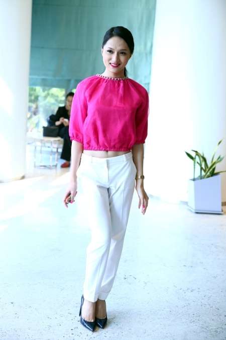 ...Nhưng không kém phần nữ tính và một chút gợi cảm với phần hở ở eo