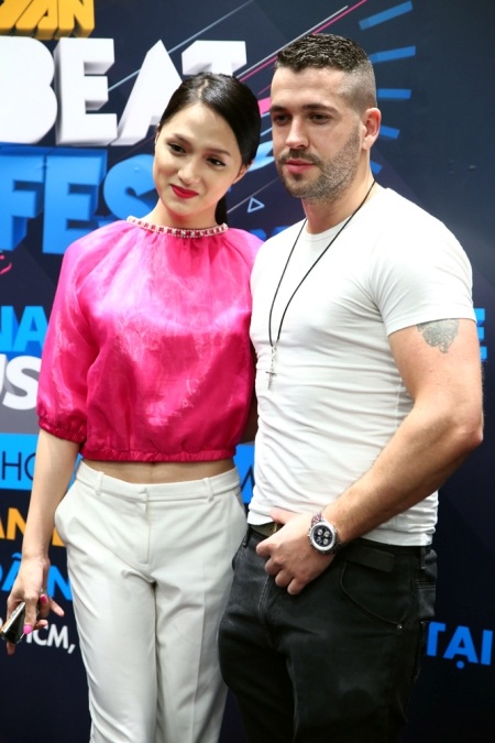 Hương Giang chào hỏi và chụp ảnh cùng Shayne Ward