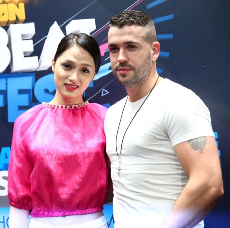 Hương Giang chào hỏi và chụp ảnh cùng Shayne Ward