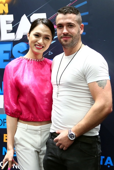 Quán quân The X-Factor Anh 2005 cũng dành cho Hương Giang lời khen