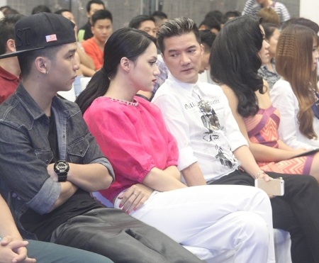 Hương Giang trò chuyện cùng Mr.Đàm trong sự kiện