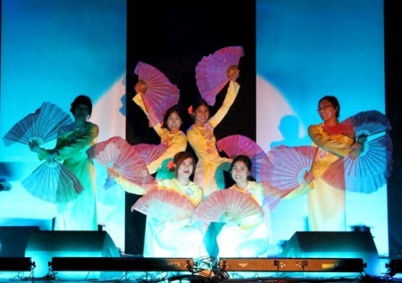 Tiết mục múa đậm chất Việt được dành tặng cho khán giả kiều bào