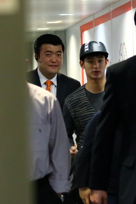 Ngôi sao “Vì sao đưa anh tới” đã đến Việt Nam - 1 Kim Soo Hyun đi ra từ cổng VIP sân bay với những người trong đoàn