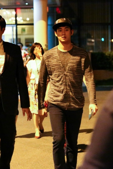 Ngôi sao “Vì sao đưa anh tới” đã đến Việt Nam - 4 Nhưng Kim Soo Hyun vẫn dành chút thời gian đi bộ một đoạn...