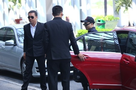 Đỗ Mạnh Cường thuê vệ sỹ trước show thời trang riêng - 1 Đỗ Mạnh Cường được 2 vệ sỹ theo sát trong ngày tập luyện chương trình