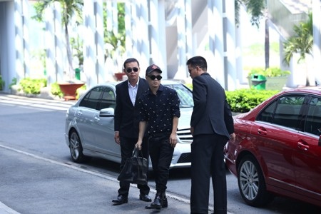 Đỗ Mạnh Cường thuê vệ sỹ trước show thời trang riêng - 2 Đỗ Mạnh Cường được 2 vệ sỹ theo sát trong ngày tập luyện chương trình