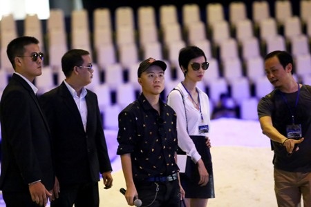 Đỗ Mạnh Cường thuê vệ sỹ trước show thời trang riêng - 4 Đỗ Mạnh Cường đến điểm diễn để thảo luận cùng ê kíp của mình