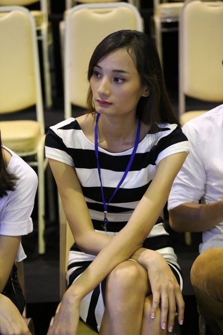 Đỗ Mạnh Cường thuê vệ sỹ trước show thời trang riêng - 7 Lê Thúy và các người mẫu ngồi chờ đến lượt lên sàn catwalk