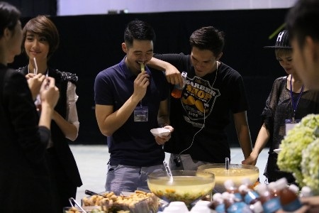 Đỗ Mạnh Cường thuê vệ sỹ trước show thời trang riêng - 9 Các người mẫu được chăm sóc về cả bữa ăn