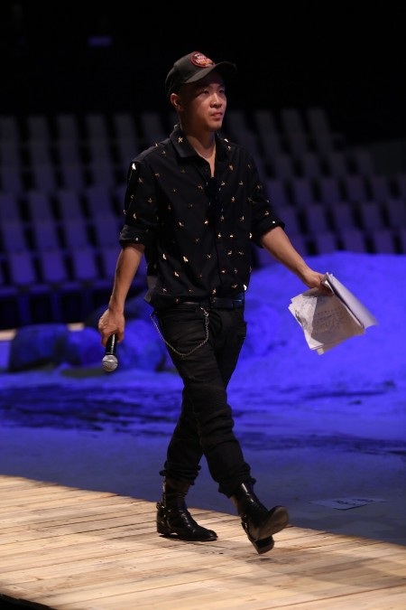 Đỗ Mạnh Cường thuê vệ sỹ trước show thời trang riêng - 13 Đỗ Mạnh Cường cũng trực tiếp hướng dẫn các người mẫu trên sàn catwalk