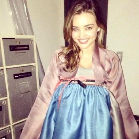 Miranda Kerr xinh tươi trong trang phục Hanbok xứ Hàn