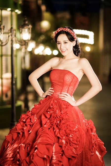 Hoa hậu Mai Phương Thúy quyến rũ bên khung cửa - 4 Trí Hòa