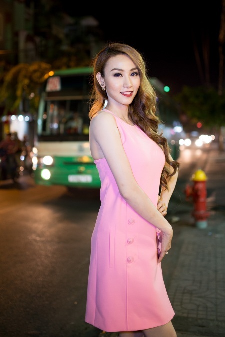 Ngân Khánh xuất hiện thanh lịch với chiếc váy hồng