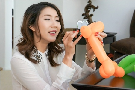 Vợ chồng Ngọc Quyên nấu ăn đãi tiệc sinh nhật ở Mỹ - 2 Nữ người mẫu cùng chồng thổi bóng trang hoàng cho bữa tiệc