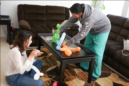 Vợ chồng Ngọc Quyên nấu ăn đãi tiệc sinh nhật ở Mỹ - 3 Nữ người mẫu cùng chồng thổi bóng trang hoàng cho bữa tiệc