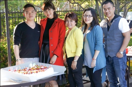 Vợ chồng Ngọc Quyên nấu ăn đãi tiệc sinh nhật ở Mỹ - 8 Cô nhận được nhiều lời chúc mừng từ bạn bè mới quen ở Mỹ